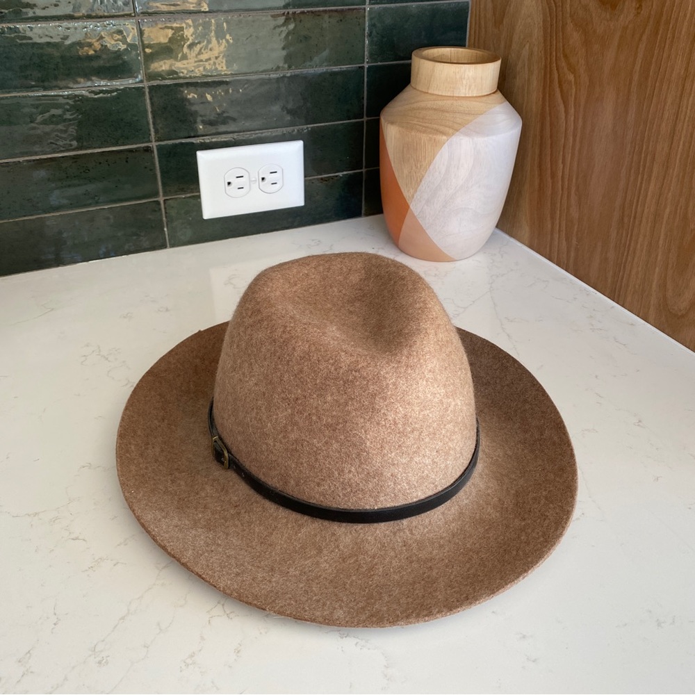 Felt hat w belt detail
